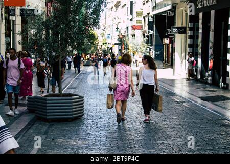 Athen Griechenland August 29, 2019 Blick auf Unbekannte Menschen, die am Nachmittag in der Ermou Straße in Athen spazieren und einkaufen gehen Stockfoto