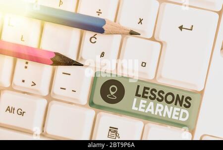 Schreiben Hinweis Übersicht Lektionen gelernt. Business Konzept für das Wissen oder Verständnis von Erfahrungen Stockfoto