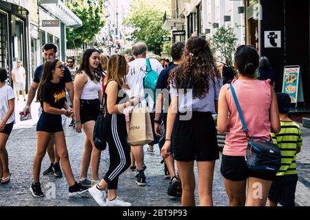 Athen Griechenland August 29, 2019 Blick auf Unbekannte Menschen, die am Nachmittag in der Ermou Straße in Athen spazieren und einkaufen gehen Stockfoto