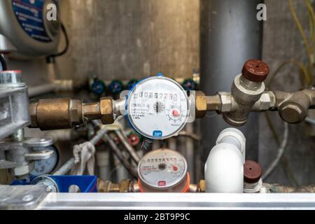 Schalten Sie heißes Wasser. Sanitär-Schrank. Wasserzähler, Kollektor, Wasserdrucksensor Stockfoto