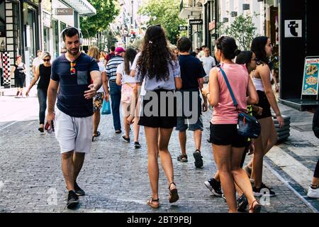 Athen Griechenland August 29, 2019 Blick auf Unbekannte Menschen, die am Nachmittag in der Ermou Straße in Athen spazieren und einkaufen gehen Stockfoto