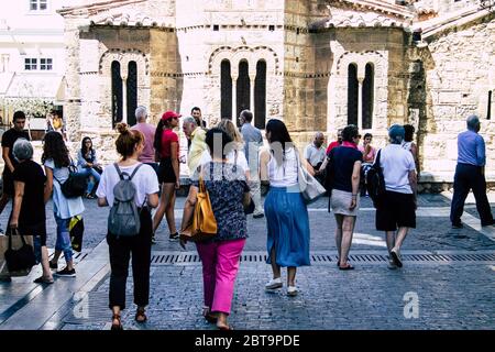 Athen Griechenland August 29, 2019 Blick auf Unbekannte Menschen, die am Nachmittag in der Ermou Straße in Athen spazieren und einkaufen gehen Stockfoto