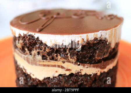 Die Creamy Layers eines köstlichen Opera Cake werden in der Nähe der Textur verführt Stockfoto