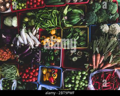 Draufsicht auf einer großen Auswahl an Reihen lose Gemüse und Obst zum Verkauf in einer Straße. Kurzschlussproduktion auf dem Hue Market Stockfoto
