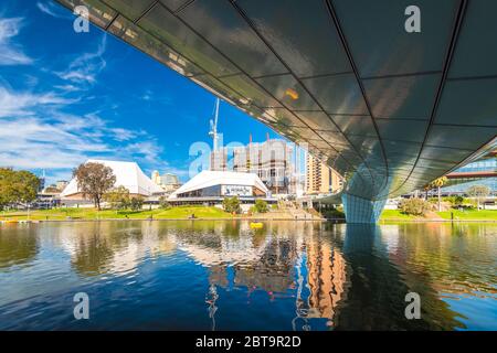 Adelaide, Australien - 4. August 2019: Blick auf die Skyline der Stadt mit dem neuen SkyCity Casino, das an einem Tag über den Torrens River gebaut wird Stockfoto