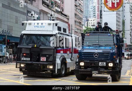 HONGKONG, HONGKONG SAR, CHINA: 24. MAI 2020. 23 Jahre nachdem Hongkong von Großbritannien wieder an die chinesische Herrschaft übergeben wurde, drängt Peking auf die Umsetzung harter neuer nationaler Sicherheitsgesetze, die die prodemokratischen Proteste in der Stadt unterdrücken werden. Es wird angenommen, dass das Ende des Übergabevereins, wo China mit dem ein Land, zwei Systeme Idee vereinbart. Die Leute gehen auf die Straße für einen illegalen Protest im Einkaufsviertel Causeway Bay.die Polizei blockiert Straßen und bereitet sich auf die Verwendung von Wasserwerfern vor Alamy Live News/Jayne Russell Stockfoto