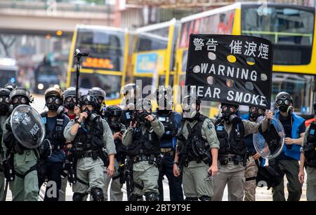 Hongkong, China. Mai 2020. HONGKONG, HONGKONG SAR, CHINA: 24. MAI 2020. 23 Jahre nachdem Hongkong von Großbritannien wieder an die chinesische Herrschaft übergeben wurde, drängt Peking auf die Umsetzung harter neuer nationaler Sicherheitsgesetze, die die prodemokratischen Proteste in der Stadt unterdrücken werden. Es wird angenommen, dass das Ende des Übergabevereins, wo China mit dem ein Land, zwei Systeme Idee vereinbart. Die Leute gehen auf die Straße für einen illegalen Protest im Einkaufsviertel Causeway Bay.Polizei warnt vor Tränengas Alamy Live News/Jayne Russell Credit: Jayne Russell/Alamy Live News Stockfoto