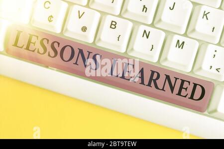 Lektion beim Schreiben von Handschriftertext Gelernt. Konzeptfoto das Wissen oder Verständnis, das durch Erfahrung gewonnen wurde Stockfoto