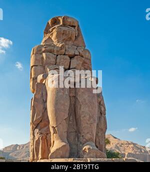 Große Statue des pharao amenhotep III. Bei Koloss von Memnon in Luxor Ägypten Stockfoto