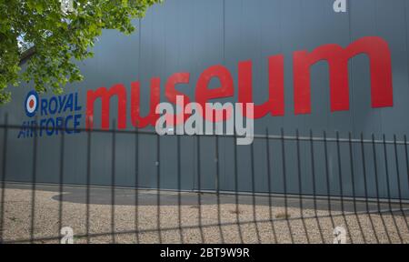 Straßenansicht des Hangars und Logos des Royal Air Force Museum in Hendon, Nord-London, in der Nähe des Bahnhofs Colindale, Mai 2020. Stockfoto