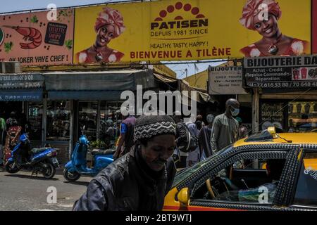 Dakar. Mai 2020. Das Foto vom 23. Mai 2020 zeigt den Eingang eines Lebensmittelmarktes, wo die Menschen ihre Lebensmittel für Eid al-Fitr in Dakar, Senegal, kaufen. Das senegalesische Ministerium für Gesundheit und Soziales berichtete am Sonntag über 71 neue bestätigte Fälle von COVID-19, womit die Gesamtzahl der Fälle auf 3,047 im Land angesetzt wurde. Kredit: Eddy Peters/Xinhua/Alamy Live News Stockfoto