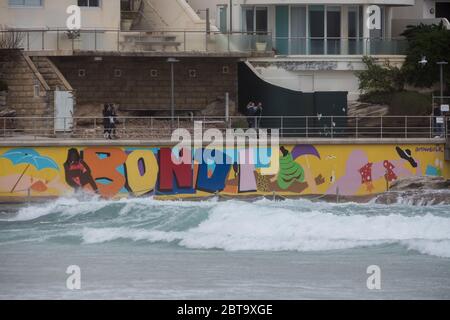 Sydney, Australien. Sonntag 24. Mai 2020. Bondi Beach in Sydneys östlichen Vororten erlebt heute sehr raue Surfbedingungen mit massiven Wellen. Credit Paul Lovelace/Alamy Live News Stockfoto
