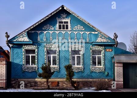 Haus im sibirischen Stil. Izba in Susdal. Izba ist eine traditionelle russische Landhauswohnung. Oft ein Blockhaus. Holzhaus. Stockfoto