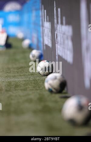 Schalke, Deutschland. 24. Mai 2020. firo 24. Mai 2020 1. Bundesliga, Saison 19/20 2019/2020 27. Spieltag: FC Schalke 04 - FC Augsburg Spielballe, Spielfilm Quelle: dpa/Alamy Live News Stockfoto