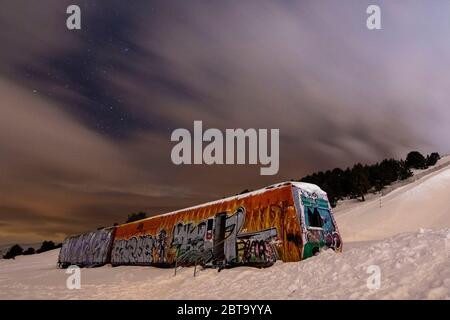 Ein alter Zug im Schnee in der Nacht, in den Pyrenäen in Katalonien Stockfoto