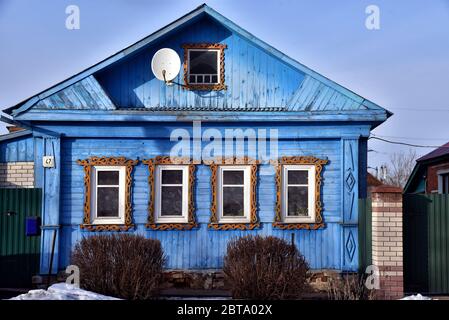 Haus im sibirischen Stil. Izba in Susdal. Izba ist eine traditionelle russische Landhauswohnung. Oft ein Blockhaus. Holzhaus. Stockfoto