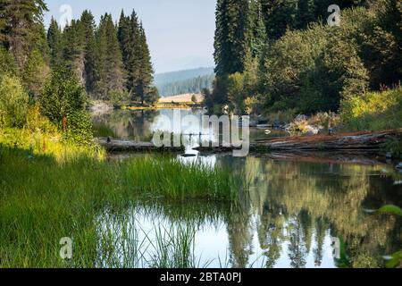 Jackson F Kimball State Park in Klamath Falls, Oregon. Ein wunderschöner kristallklarer See. Stockfoto