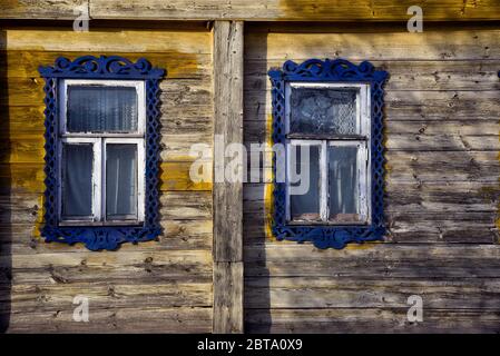 Haus im sibirischen Stil. Izba in Susdal. Izba ist eine traditionelle russische Landhauswohnung. Oft ein Blockhaus. Holzhaus. Stockfoto