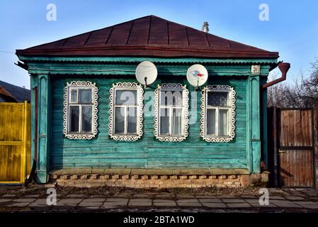 Haus im sibirischen Stil. Izba in Susdal. Izba ist eine traditionelle russische Landhauswohnung. Oft ein Blockhaus. Holzhaus. Stockfoto