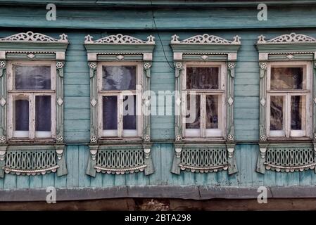 Haus im sibirischen Stil. Izba in Susdal. Izba ist eine traditionelle russische Landhauswohnung. Oft ein Blockhaus. Holzhaus. Stockfoto