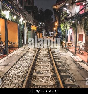 Hanoi, Vietnam - 30. Dezember 2019 - Zugstrasse in Hanoi bei Nacht. Stockfoto