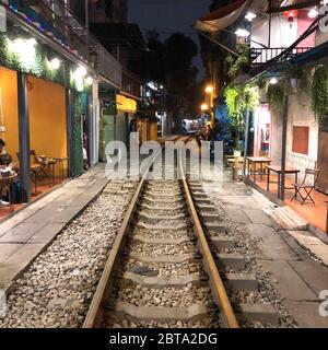 Hanoi, Vietnam - 30. Dezember 2019 - Zugstrasse in Hanoi bei Nacht. Stockfoto