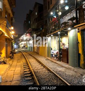 Hanoi, Vietnam - 30. Dezember 2019 - Zugstrasse in Hanoi bei Nacht. Stockfoto