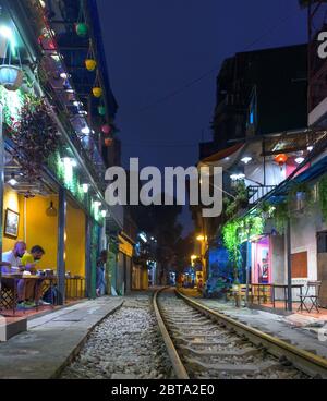 Hanoi, Vietnam - 30. Dezember 2019 - Zugstrasse in Hanoi bei Nacht. Stockfoto