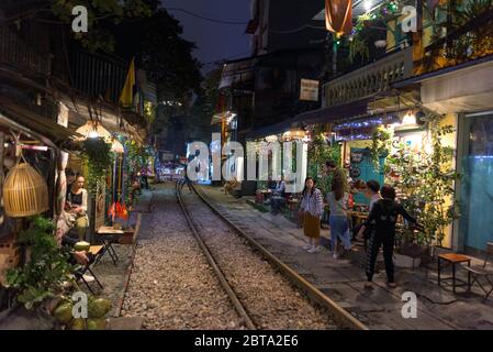 Hanoi, Vietnam - 30. Dezember 2019 - Zugstrasse in Hanoi bei Nacht. Stockfoto