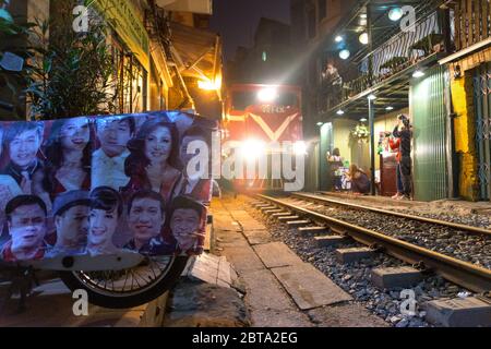 Hanoi, Vietnam - 30. Dezember 2019 - Zugstrasse in Hanoi bei Nacht. Stockfoto