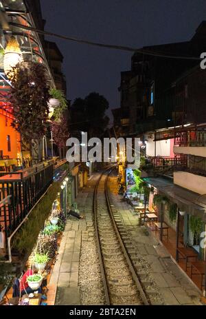 Hanoi, Vietnam - 30. Dezember 2019 - Zugstrasse in Hanoi bei Nacht. Stockfoto