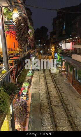 Hanoi, Vietnam - 30. Dezember 2019 - Zugstrasse in Hanoi bei Nacht. Stockfoto