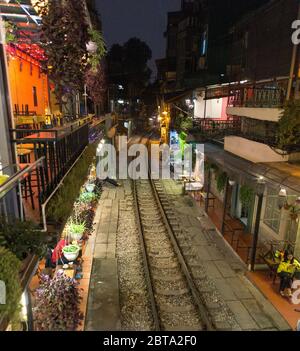 Hanoi, Vietnam - 30. Dezember 2019 - Zugstrasse in Hanoi bei Nacht. Stockfoto