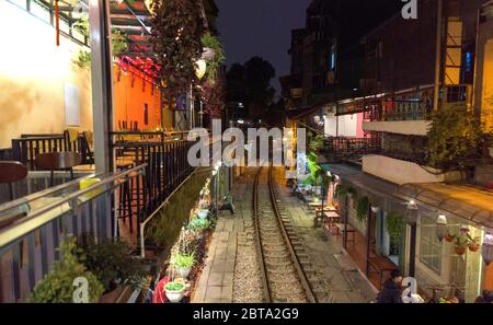 Hanoi, Vietnam - 30. Dezember 2019 - Zugstrasse in Hanoi bei Nacht. Stockfoto