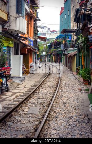 Hanoi, Vietnam - 30. Dezember 2019 - Zugstrasse in Hanoi bei Nacht. Stockfoto