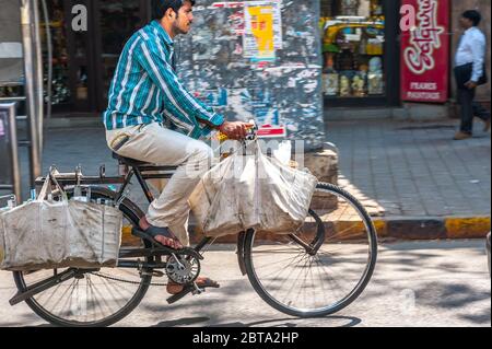 Dabawallah auf dem Fahrrad liefert Mahlzeiten an Ehemänner bei der Arbeit Stockfoto
