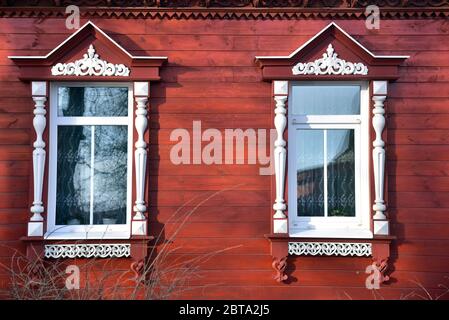 Haus im sibirischen Stil. Izba in Susdal. Izba ist eine traditionelle russische Landhauswohnung. Oft ein Blockhaus. Holzhaus. Stockfoto