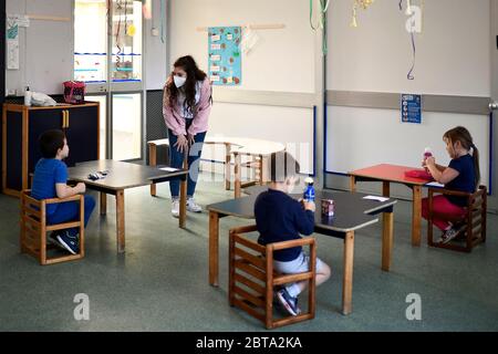 Borgosesia, Italien - 12. Mai 2020: Ein Erzieher spricht mit Kindergartenkindern in einem Kindergarten, als Teil eines Pilottests, um zu sehen, wie die Schulen nach der Sperrung des Coronavirus COVID-19 in der Region Piemont wieder eröffnet werden können, vorgeschlagen vom rechten Bürgermeister von Borgosesia (Vercelli) Paolo Tiramani. Quelle: Nicolò Campo/Alamy Live News Stockfoto