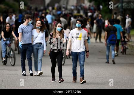 Turin, Italien - 09. Mai 2020: Die Menschen gehen am ersten Wochenende der zweiten Phase (2) des COVID-19 Coronavirus Notfall im Parco del Valentino (Valentino Park). Während der Phase dürfen zwei Italiener wieder zur Arbeit gehen, ihre Verwandten besuchen, Outdoor-Aktivitäten Unternehmen. Quelle: Nicolò Campo/Alamy Live News Stockfoto