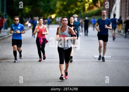 Turin, Italien - 04. Mai 2020: Die Menschen laufen im Parco del Valentino (Valentino Park) am ersten Tag der zweiten Phase des COVID-19 Coronavirus Notfall. Phase zwei (2) ermöglicht vielen Italienern, wieder zur Arbeit zu gehen, ihre Verwandten zu sehen, Outdoor-Aktivitäten zu machen und zum Park zu gehen. Quelle: Nicolò Campo/Alamy Live News Stockfoto