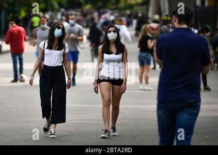 Turin, Italien - 09. Mai 2020: Zwei Mädchen gehen am ersten Wochenende der zweiten Phase (2) des COVID-19 Coronavirus Emergency im Parco del Valentino (Valentino Park). Während der Phase dürfen zwei Italiener wieder zur Arbeit gehen, ihre Verwandten besuchen, Outdoor-Aktivitäten Unternehmen. Quelle: Nicolò Campo/Alamy Live News Stockfoto