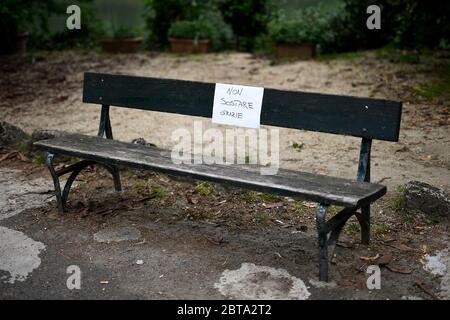 Turin, Italien - 09. Mai 2020: Ein Schild mit der Aufschrift "nicht aufhören. Thanks' hängt am ersten Wochenende der zweiten Phase (2) des COVID-19 Coronavirus Emergency auf einer Bank. Während der Phase dürfen zwei Italiener wieder zur Arbeit gehen, ihre Verwandten besuchen, Outdoor-Aktivitäten Unternehmen. Quelle: Nicolò Campo/Alamy Live News Stockfoto