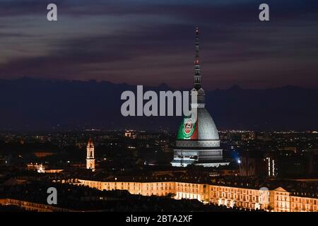 Turin, Italien - 24. April 2020: Die Mole Antonelliana, ein wichtiges Wahrzeichen von Turin, ist mit den Farben der italienischen Nationalflagge und dem Schreiben '25. April' zum 75. Jahrestag der Befreiung Italiens beleuchtet. Am 25. April ist der Tag der Befreiung (Festa della Liberazione), der die Befreiung Italiens von den nazis und Faschisten und das Ende des Zweiten Weltkriegs für Italien markiert. Die wiederkehrende Fackelprozession und Demonstration werden aufgrund der COVID19-Beschränkungen nicht gefeiert. Quelle: Nicolò Campo/Alamy Live News Stockfoto