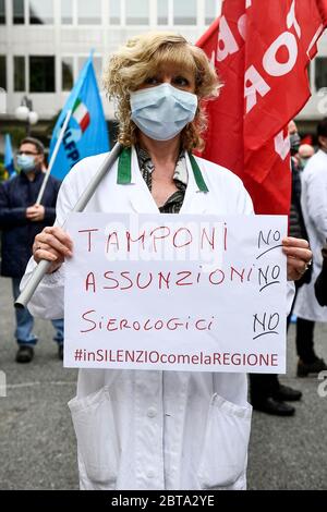 Turin, Italien - 30. April 2020: Ein Mediziner hält ein Plakat mit der Aufschrift "Abstriche: Nein, Hirsche: Nein, serologische Tests: Nein" während eines von den Gewerkschaften CGIL und UIL organisierten Protestes der Mediziner gegen Funktionsstörungen in der Region Piemont bei der Behandlung der COVID-19-Coronavirus-Krise. Quelle: Nicolò Campo/Alamy Live News Stockfoto