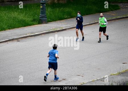 Turin, Italien - 04. Mai 2020: Die Menschen laufen im Parco del Valentino (Valentino Park) am ersten Tag der zweiten Phase des COVID-19 Coronavirus Notfall. Phase zwei (2) ermöglicht vielen Italienern, wieder zur Arbeit zu gehen, ihre Verwandten zu sehen, Outdoor-Aktivitäten zu machen und zum Park zu gehen. Quelle: Nicolò Campo/Alamy Live News Stockfoto