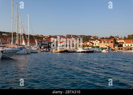 Hafen in Kaprije, Kroatien Stockfoto