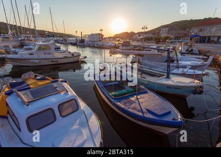 Hafen in Kaprije, Kroatien Stockfoto