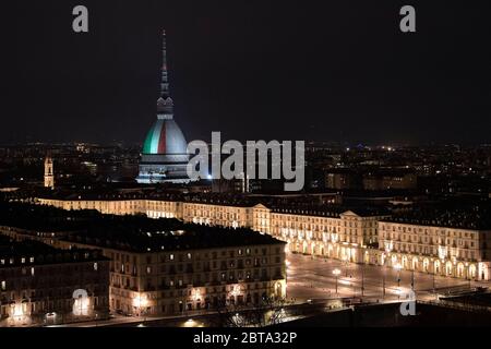 Turin, Italien - 31. März 2020: Die Mole Antonelliana, ein wichtiges Wahrzeichen von Turin, wird mit den Farben der italienischen Nationalflagge beleuchtet, um Solidarität, Zusammenhalt und Heimatgefühl während der COVID-19-Notlage auszudrücken. Die italienische Regierung hat beispiellose Beschränkungen auferlegt, um die Ausbreitung des COVID-19-Coronavirus-Ausbruchs zu stoppen, unter anderem dürfen Menschen nur zur Arbeit, zum Kauf wesentlicher Güter und aus gesundheitlichen Gründen verlagern. Quelle: Nicolò Campo/Alamy Live News Stockfoto