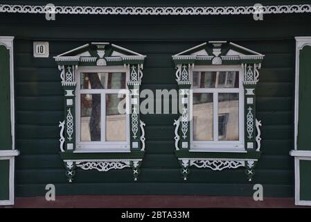 Haus im sibirischen Stil. Izba in Susdal. Izba ist eine traditionelle russische Landhauswohnung. Oft ein Blockhaus. Holzhaus. Stockfoto