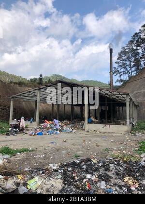 Hà Giang, vietnam, 11. Januar 2020 - Müllverbrennungsanlage im Freien in der Nähe des Stadtzentrums Stockfoto